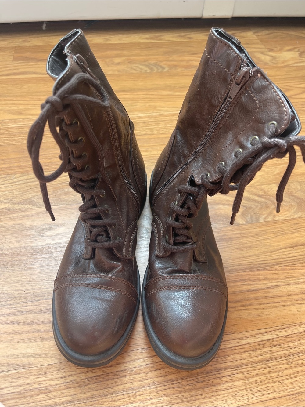 Womenโs Brown Lace-Up Boots